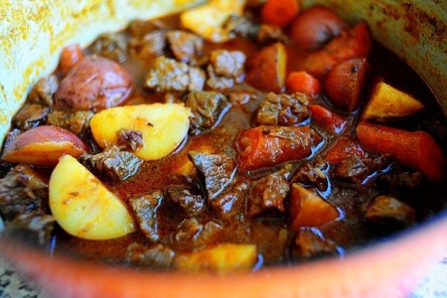 Mustig gryta med nötkött, potatis och morötter i en gryta