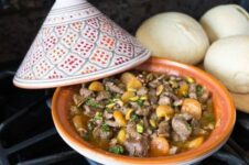 Marockansk tagine med kött, aprikoser och pistagenötter på en spis