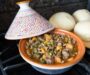 Marockansk tagine med kött, aprikoser och pistagenötter på en spis
